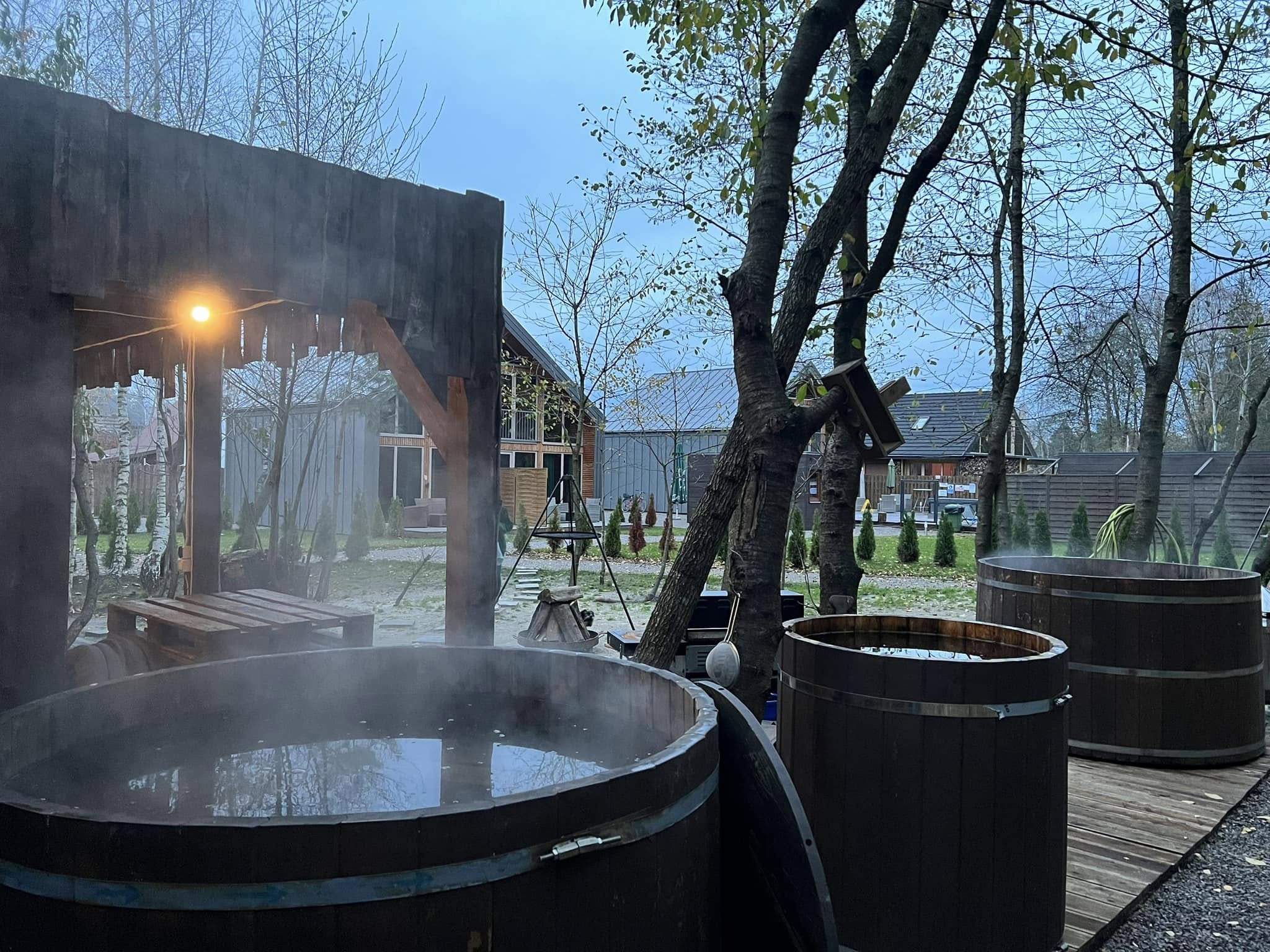 Bania — wnętrze z kominkiem